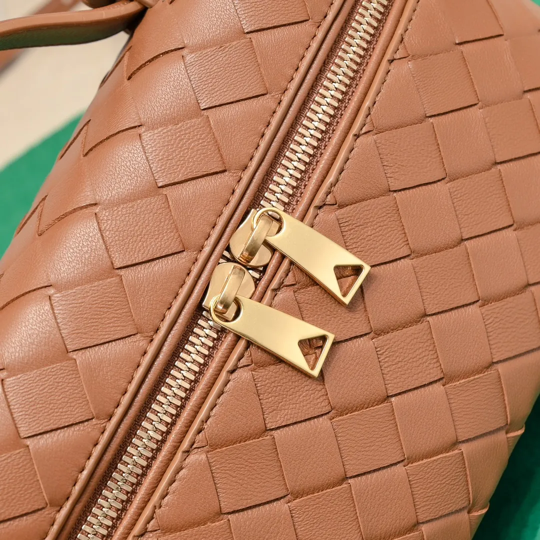 Batch 1360 Bottega Veneta 24 spring and summer woven zipper crossbody bag. A crossbody bag that can be used as a cosmetic bag. The exquisite weaving and compact body are an indispensable accessory for the upcoming summer. The double zipper also better protects the bag. It has a large capacity. If you like it, don’t miss it. Style number: 9109 Size: 22*12.5*5cm